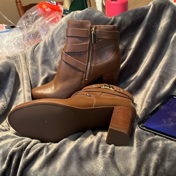 9 1/2 Michael Kors block heel cognac color - Picture 4 of 5